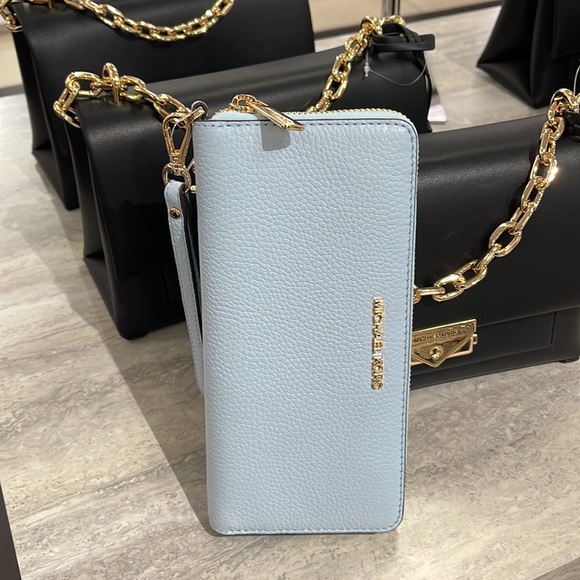 MICHAEL KORS LARGE TRAVEL CONTINENTAL WRISTLET WALLET PHONEHOLDER 
Vista Blue - Picture 11 of 16
